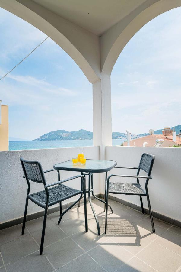 Marinis Boutique Rooms Nea Iraklitsa Buitenkant foto