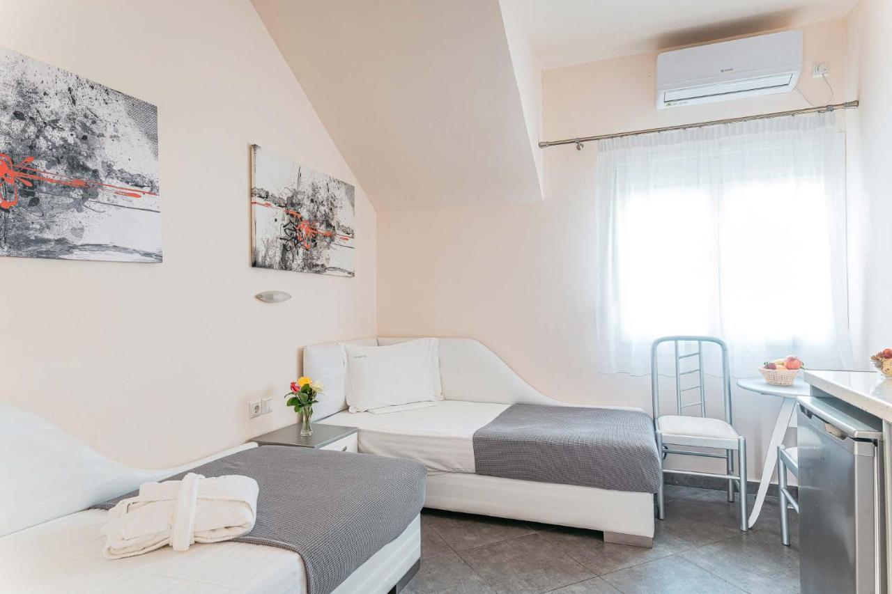 Marinis Boutique Rooms Nea Iraklitsa Buitenkant foto
