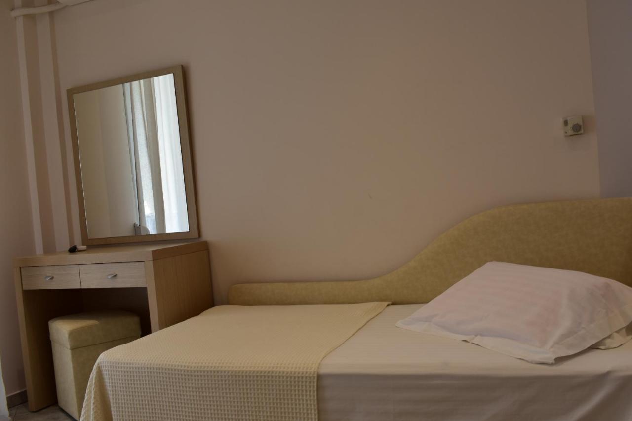 Marinis Boutique Rooms Nea Iraklitsa Buitenkant foto